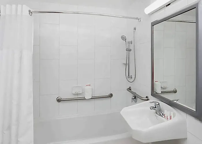 Ramada Plaza By Wyndham Chicago North Shore