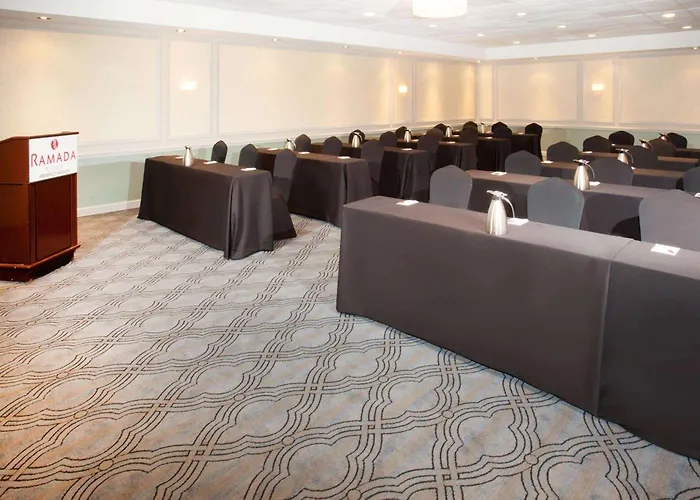 Hotel Ramada Plaza By Wyndham Chicago North Shore