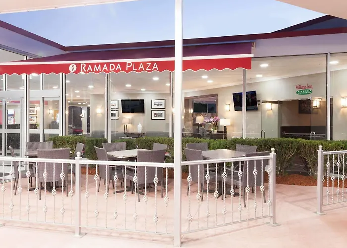 Ramada Plaza By Wyndham Chicago North Shore Hotel 3*